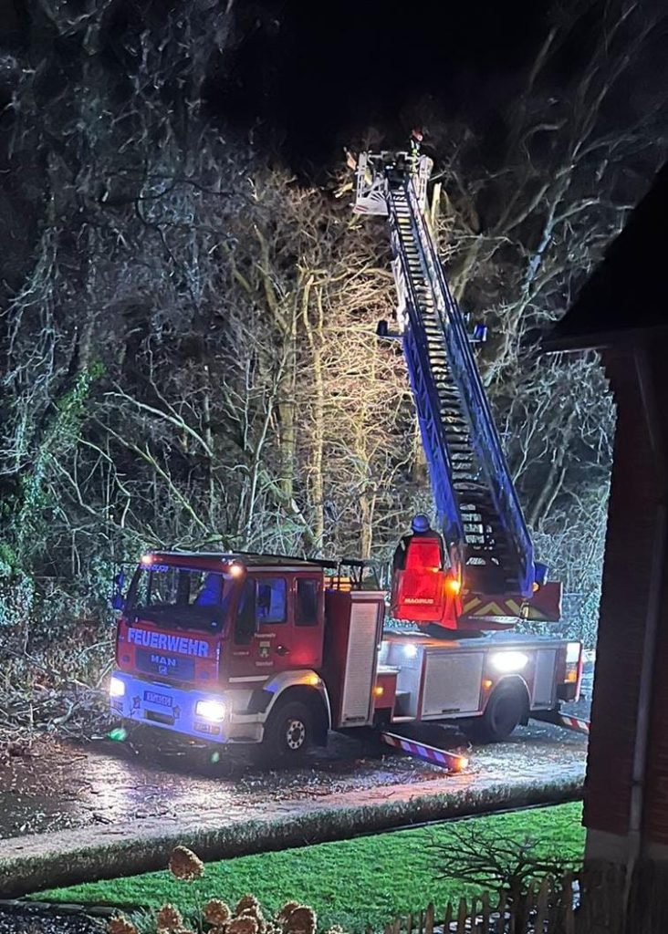 Baum Quer Ber Fahrbahn Feuerwehr Steinfurt